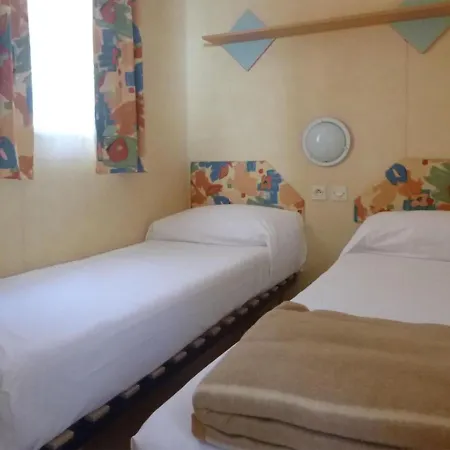 בית נופש Appealing Mobile Home In Sorso With Shared Pool